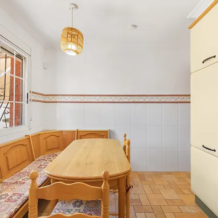 Spacious Private Family With Ac And Pool Semesterbostad *