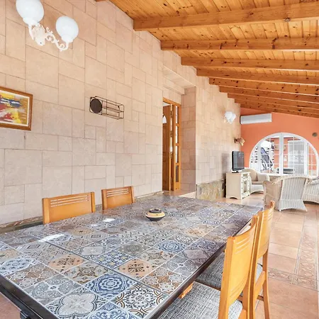Semesterbostad Spacious Private Family With Ac And Pool