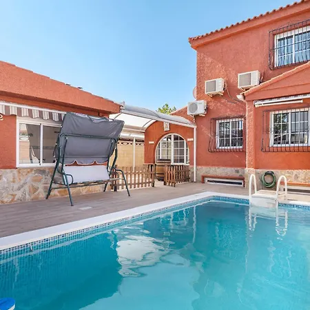 Spacious Private Family With Ac And Pool Semesterbostad