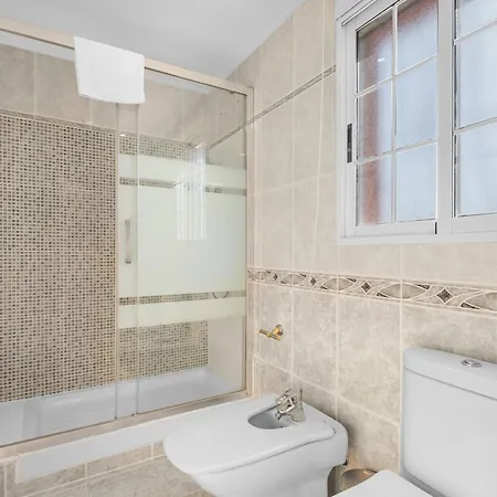 Spacious Private Family With Ac And Pool Semesterbostad *