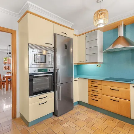 Semesterbostad Spacious Private Family With Ac And Pool