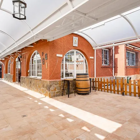 Spacious Private Family With Ac And Pool Semesterbostad