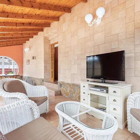 Spacious Private Family With Ac And Pool Semesterbostad